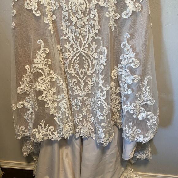 Elegant Lace Wedding Dress in Cream - Picture 5 of 12